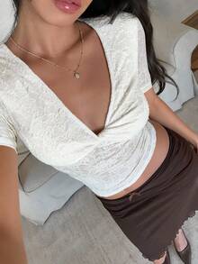 Aloruh 女士假日系列：白色套头短袖上衣；性感低胸修身针织提花露脐上衣；百搭修身短袖蕾丝上衣；适合海滩度假、音乐节和日常穿着。扭结前襟蕾丝上衣 - 米色 - 查看 5