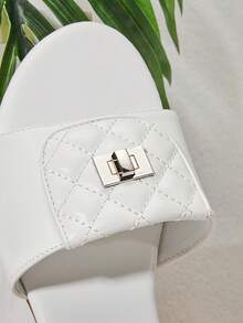 SHUZIA Sandalias deslizantes blancas de cuero vegano acolchadas con decoración dorada de casillero - Elegantes, con textura y eternamente elegantes. Día de San Valentín - Blanco - Ver 7