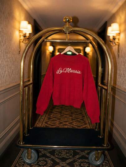 lacRébo 红色针织宽松套头衫，饰有 Le Marais 文字细节，舒适保暖，适合秋冬季穿着。