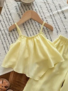 SHEIN LMoss Kids 这款两件套可爱女婴休闲纹理面料吊带背心和松紧腰裤套装，适合生日派对、晚宴、演出、婚礼、洗礼和开幕式等场合，是春夏的完美之选。女婴黄色夏季套装，黄色两件套，女婴夏季两件套，女童两件套 - 黃色 - 查看 4