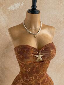 mini ajustado de mujer para vacaciones, de punto blanco con textura, sin tirantes, con escote hueco, fruncido y decoración de estrella de mar de metal, para fiesta sexy, cita, playa y verano - Óxido marrón - Ver 4