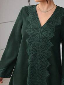 Al Najma Robe décontractée élégante à manches longues, col en V, avec volants, coupe ample et couleur unie - Vert sapin - Voir 5