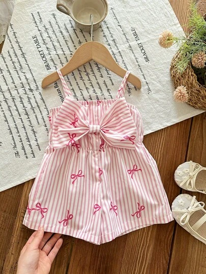 Bộ áo liền quần dễ thương cho bé gái: Kiểu dáng giản dị, đơn giản và đáng yêu với họa tiết kẻ sọc khắp thân áo và nơ. Thích hợp cho các bữa tiệc sinh nhật, tiệc tối, biểu diễn, đám cưới, lễ rửa tội, lễ khai trương, mặc hàng ngày, đi học, dã ngoại và mùa thu/đông.