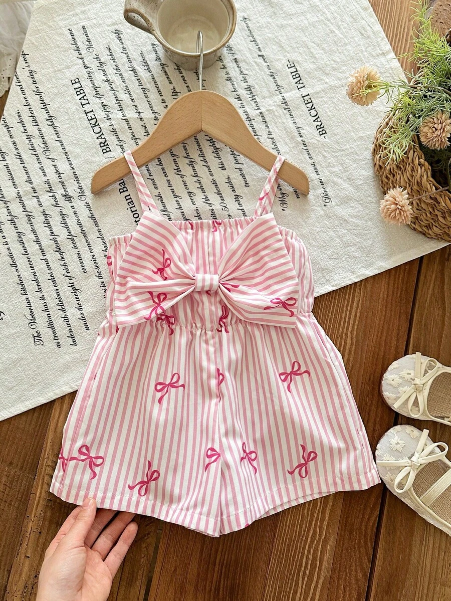 SHEIN LMoss Kids 一件式可爱女婴连体衣:休闲、简约、可爱的条纹连体衣,饰有通体印花和蝴蝶结。适合生日派对、晚宴、演出、婚礼、洗礼、开幕式、日常穿着、上学、郊游以及秋冬季节。 - 粉色 - 查看 1