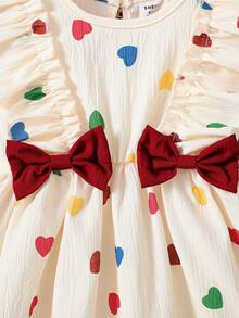 SHEIN Vintaside Kids 1件女婴可爱休闲爱心图案蝴蝶结连衣裙，适合夏季、户外和度假穿着。 - 杏色 - 查看 6