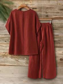 EMERY ROSE 大码女士舒适亚麻短袖衬衫和裤子套装，V领蕾丝边饰，休闲度假装 - 紅木色 - 查看 2