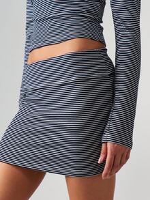 MISSGUIDED Conjunto de dos piezas con top corto de cuello alto de punto acanalado de manga larga y falda mini ajustada a juego - Azul y blanco - Ver 3