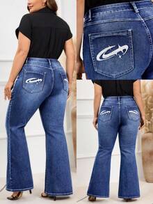 EMERY ROSE Jeans de pierna acampanada con bolsillo bordado para mujer de talla grande - Azul lavado oscuro - Ver 1