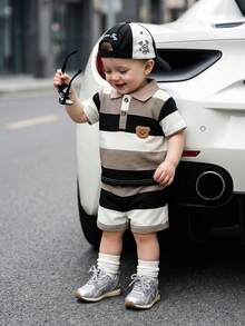 SHEIN Playful Pals 男婴休闲可爱小熊刺绣徽章不对称条纹短袖polo衫和短裤套装，适合夏季穿着，男婴夏季服装套装，男婴条纹服装，男婴条纹套装，男婴夏季服装，男婴夏季套装，男婴服装18-24个月男婴休闲条纹T恤和短裤套装 - 彩色 - 查看 9