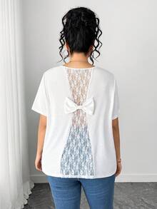 SHEIN Elenzya 女士加大码圆领短袖T恤，后背缝线设计，蕾丝花朵蝴蝶结装饰，完美适用于情人节、圣诞节、婚礼季和春夏系列。 - 白色 - 查看 2