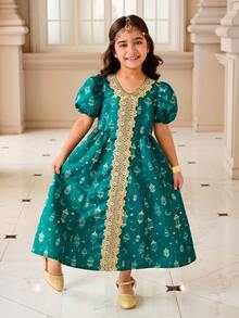 SHEIN 1 pieza Vestido maxi elegante de estilo vintage del Medio Oriente para fiesta y cumpleaños, con estampado de estrellas y lunas sobre base verde, con adornos florales dorados y mangas abultadas, corte holgado y línea A para niñas - Verde Oscuro - Ver 4