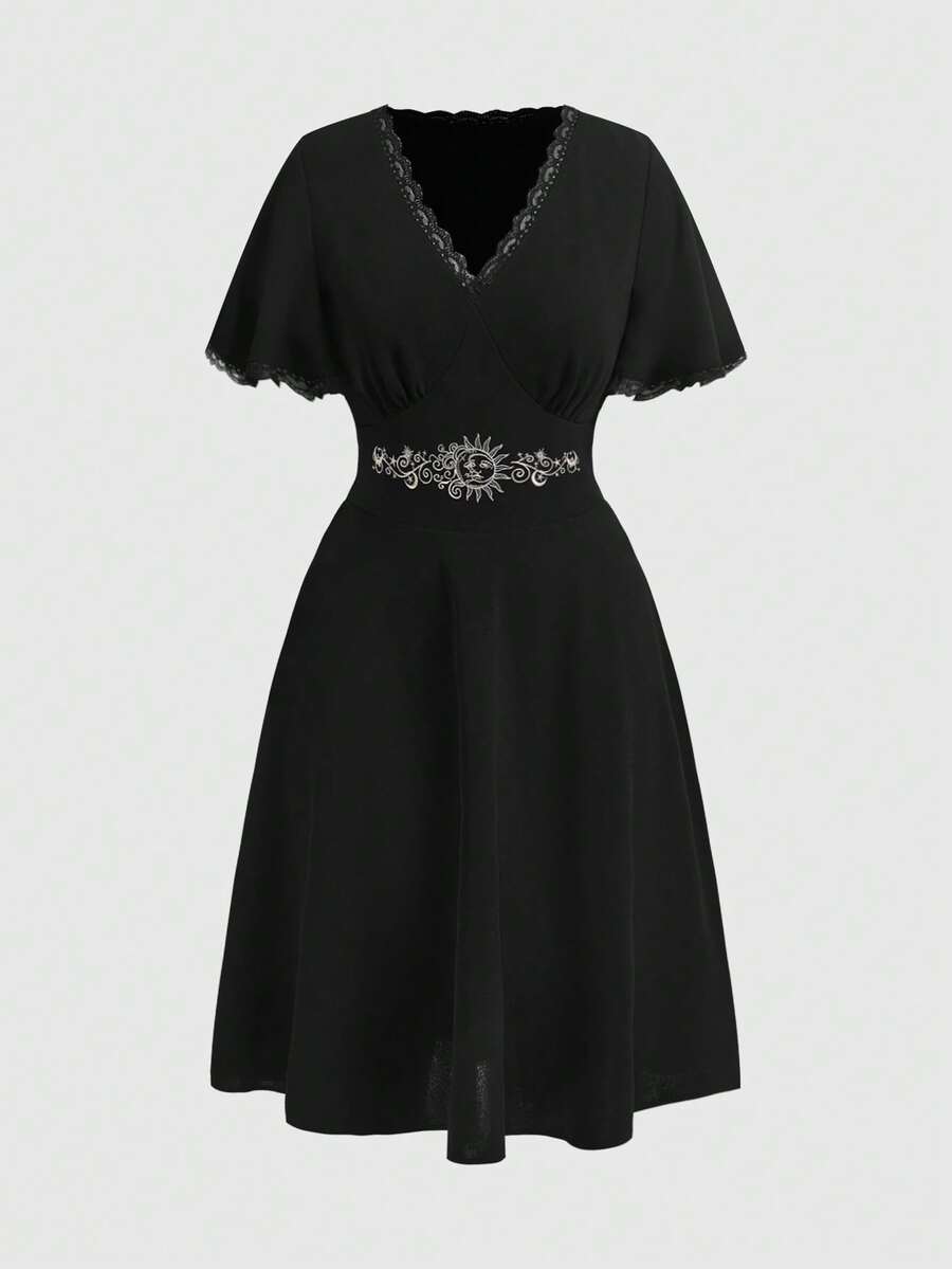 ROMWE Đầm cỡ lớn dành cho nữ, kiểu dáng cổ điển Gothic, thêu hình mặt trời và trăng, cổ chữ V, phối ren. - màu đen - Xem 1