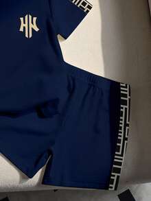 SHEIN 一套男婴休闲时尚字母几何印花拼接圆领短袖T恤和短裤柔软针织套装，适合日常穿着，春夏皆宜。 - 彩色 - 查看 5