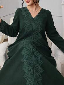 Al Najma Robe décontractée élégante à manches longues, col en V, avec volants, coupe ample et couleur unie - Vert sapin - Voir 6