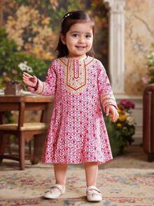 SHEIN 女婴A字圆领七分袖连衣裙。A字廓形经典时尚，适合各种宝宝体型。充满中东节日风情，适合节日庆典、家庭聚会和引人注目的外出活动；展现宝宝神秘高贵的优雅气质。 - 彩色 - 查看 7