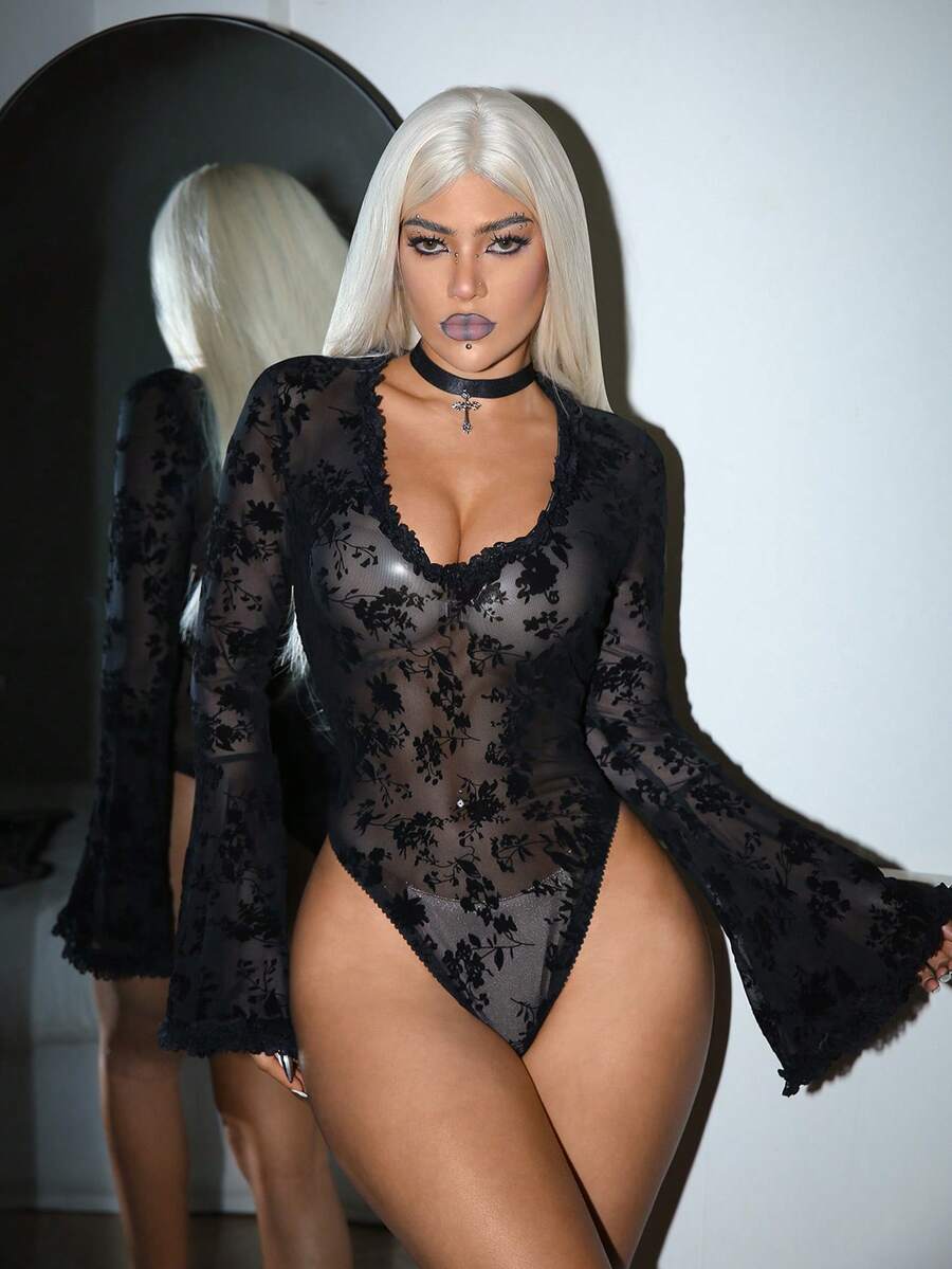 Conjunto de 2 peças: Macacão sexy com mangas flare e detalhes florais, modelo Pioneer Arthur Cross, da Fashionable Pioneer.