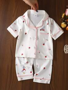 SHEIN Vintaside Kids Bộ đồ ngủ 2 món dễ thương và thanh lịch cho bé gái, chất liệu vải dệt kim mềm mại, thoải mái, họa tiết hoa nhí thêu hình vịt và thỏ hoạt hình, gồm áo khoác ngắn tay và quần dài. - Nhiều màu - Xem 4