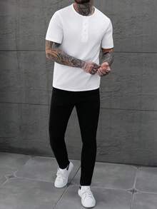 Manfinity Homme قميص رجالي بياقة طاقية وأكمام قصيرة، تصميم سحاب نصفي، قماش جاكار ناعم ومريح، أبيض بتصميم بسيط، قياس ضيق، قماش مرن، مناسب للخروجات اليومية، قميص أبيض رجالي للأزياء الرجالية، قميص هينلي رجالي بأكمام قصيرة، لأوقات الراحة اليومية والرحلات الأسبوعية والبيئات العمل والمناسبات شبه الرسمية، هدية للحبيب/الزوج، هدية عيد ميلاد/سنوية، قميص أبيض رجالي للصيف والعطلات والأعراس وعيد الحب - أبيض - مشاهدة 4