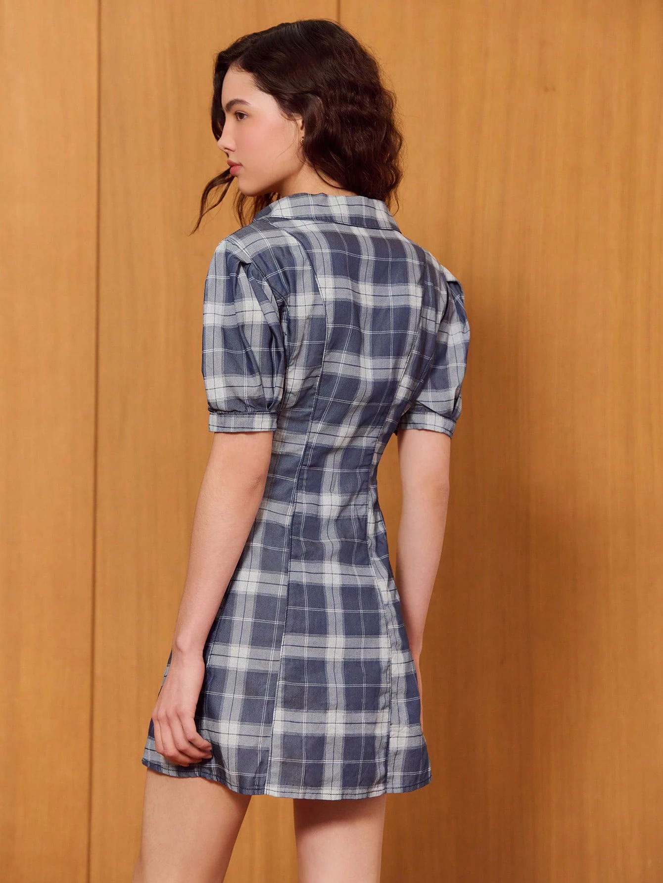 Denim Kleid mit Karomuster, aufgebauschten Ärmeln, Knopfleiste und Oversized Kragen