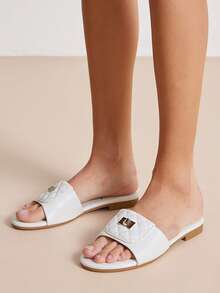 SHUZIA Sandalias deslizantes blancas de cuero vegano acolchadas con decoración dorada de casillero - Elegantes, con textura y eternamente elegantes. Día de San Valentín - Blanco - Ver 4