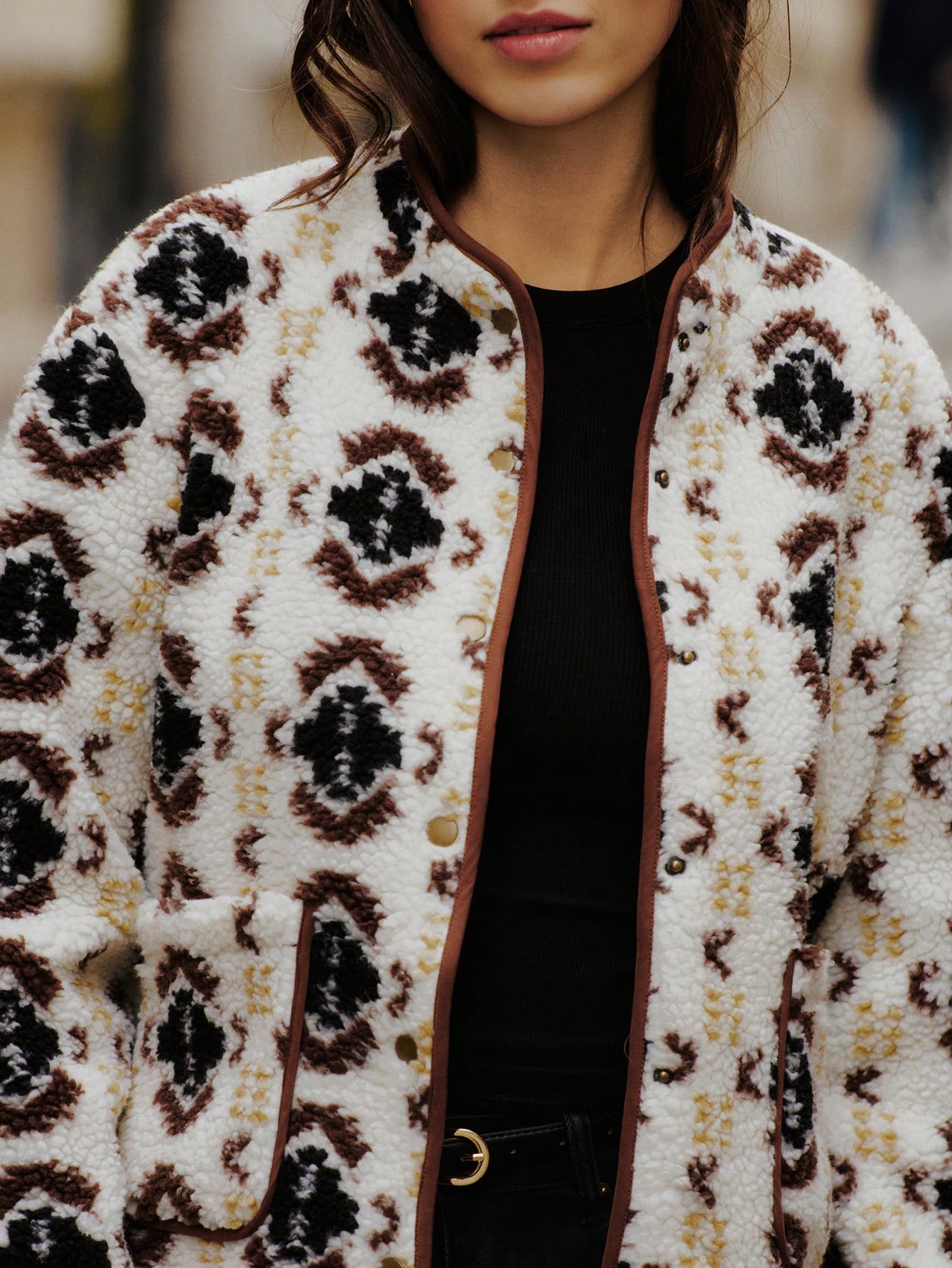 Chaqueta de sherpa con estampado floral crema con ribete de contraste y cierre de botón a presión, ropa de mujer para otoño, invierno y primavera, chaquetas de mujer para primavera e invierno, chaquetas cortas para mujer, chaquetas cortas, chaqueta bomber, estilo francés, estilo parisino