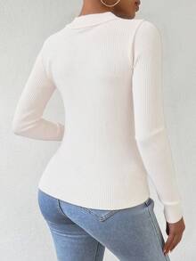 "Suéter de Tejido de Ribs con Cuello Semi-Alto, Corte Ajustado y Abertura Lateral - Abrasador, Ajustado a la Silueta y Versátil para Diferentes Ocasiones" - Blanco - Ver 2
