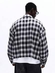 SUMWON Camisa casual de manga larga con botones y patrón de cuadros en blanco y negro, de corte ajustado y sobredimensionado para hombre - Negro - Ver 2