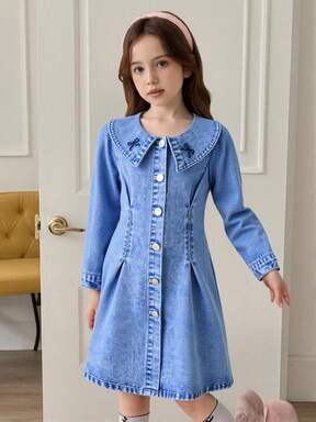 Denimklänning med krage för unga flickor, långärmad, bokstavs- och rosettbroderi, enkel klänning, ny säsong, söt och gullig, fräsch skolstil, rekommendation för fest- och semesterkläder! Klassisk mellanblå tvätt, bekvämt denimtyg, långärmad kragedesign, knappöppning fram för mångsidig användning, bokstavs- och fjärilsbroderi ger en lekfull och moderiktig touch, figurnära silhuett smickrar unga flickors figurer. Lämplig för vardagsaktiviteter, skola, utomhusaktiviteter, parklek och familjesammankomster.