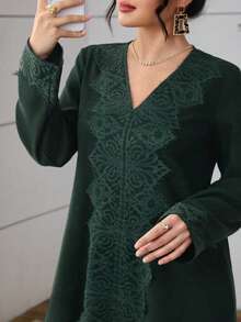 Al Najma Robe décontractée élégante à manches longues, col en V, avec volants, coupe ample et couleur unie - Vert sapin - Voir 3