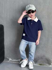 Genkimix Kids 两件套幼儿男童校服套装 - 藏蓝色短袖Polo衫和浅蓝色牛仔裤，简约时尚的儿童休闲装，适合上学和户外玩耍 - 藏蓝色 - 查看 1