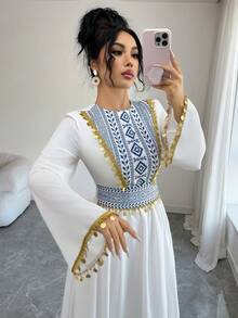 Yasmyna 女士圆领几何印花金属圆盘装饰优雅收腰喇叭袖阿拉伯风格连衣裙，适合度假和派对穿着 - 白色 - 查看 1