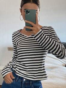 DAZY 女士V领长袖休闲T恤，系带条纹，露背设计 - 黑與白 - 查看 4