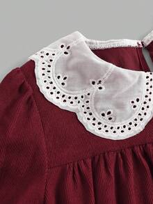 SHEIN 少女灯芯绒拼接蕾丝彼得潘领长袖连衣裙，修身休闲A字连衣裙，秋冬新品，适合年轻女孩日常穿着、上学、秋冬季，搭配白衬衫，返校季，学院风，圣诞节，女孩冬装，圣诞服装，派对服装，日常上学服装，生日服装，公主风服装，母女/姐妹亲子装。 - 酒紅色 - 查看 3