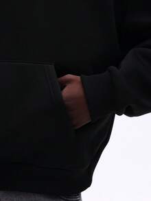 SUMWON 男士宽松黑色套头连帽衫，带中央口袋和抽绳帽，适合休闲冬季街头穿着 - 黑色 - 查看 7