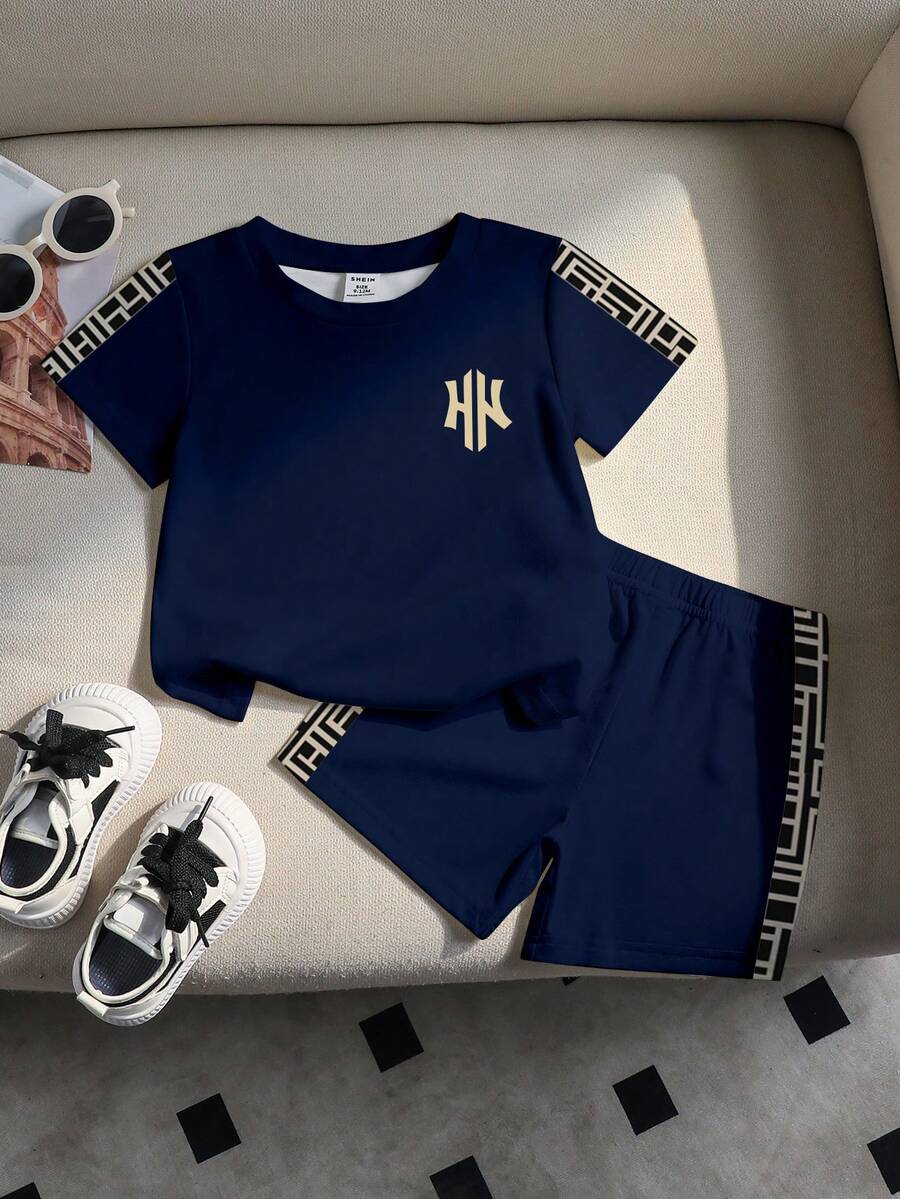 SHEIN 一套男婴休闲时尚字母几何印花拼接圆领短袖T恤和短裤柔软针织套装,适合日常穿着,春夏皆宜。 - 彩色 - 查看 1