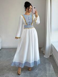 Yasmyna 女士圆领几何印花金属圆盘装饰优雅收腰喇叭袖阿拉伯风格连衣裙，适合度假和派对穿着 - 白色 - 查看 2