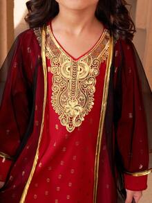 SHEIN 这款中东宫廷风格红色连衣裙套装，采用精致面料，饰以金色刺绣和亮片点缀，尽显奢华传统风范。套装包含一件黑色网纱披肩，适合宗教仪式或盛大庆典穿着。面料厚度适中，适合春秋季节穿着。 - 紅色 - 查看 7