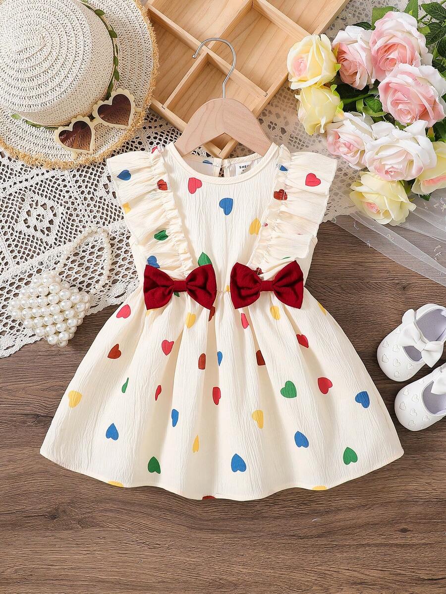SHEIN Vintaside Kids 1件女婴可爱休闲爱心图案蝴蝶结连衣裙，适合夏季、户外和度假穿着。 - 杏色 - 查看 1
