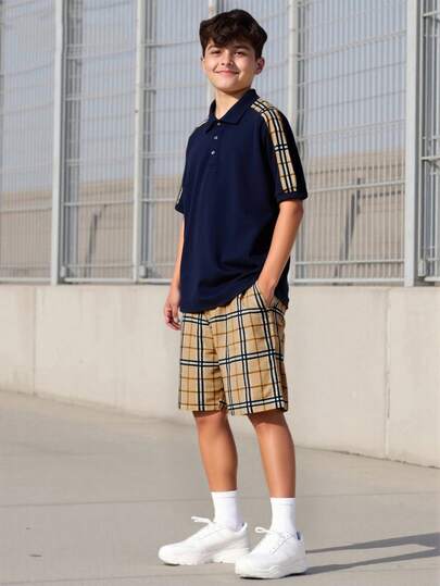 Vacaura Bộ trang phục xuân/hè 2 món cho bé trai tuổi teen, áo trơn màu tương phản họa tiết kẻ caro cổ điển, kết hợp với quần short kẻ caro đồng bộ, phong cách cổ điển và Anh, giản dị và đơn giản