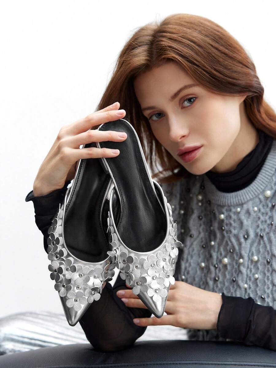 CUCCOO BIZCHIC Sandalias planas de punta puntiaguda con diseño floral metálico plateado para mujer, adecuadas para el transporte, cómodas y convenientes, de moda, vanguardistas, apropiadas para vacaciones y Navidad - Plateado - Ver 1