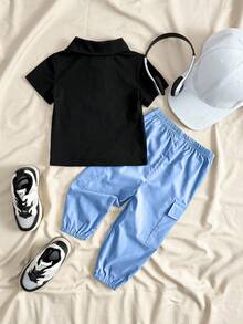 SHEIN Playful Pals 男婴休闲拼接短袖polo衫套装，包含一件纯绿色弹力腰工装裤，适合户外运动、休闲外出、购物和旅行，适合6个月至2-3岁的男婴。这款男婴街头风套装，浅蓝色，尽显男婴街头风情。 - 彩色 - 查看 2