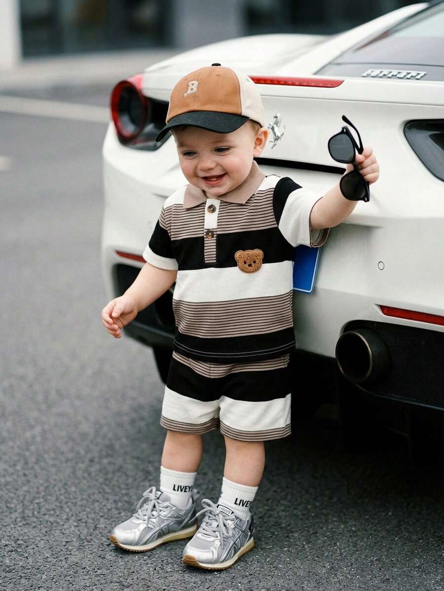 SHEIN Playful Pals 男婴休闲可爱小熊刺绣徽章不对称条纹短袖polo衫和短裤套装，适合夏季穿着，男婴夏季服装套装，男婴条纹服装，男婴条纹套装，男婴夏季服装，男婴夏季套装，男婴服装18-24个月男婴休闲条纹T恤和短裤套装 - 彩色 - 查看 1