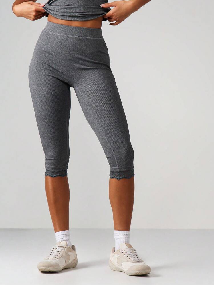 MISSGUIDED Leginsy Capri z prążkowanymi wstawkami i koronkowym wykończeniem. Dopasowane spodnie sportowe z wysokim stanem, idealne do aktywnego stylu życia i na co dzień.