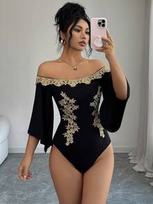 Elenzga 新款性感优雅的女士露肩T恤，饰有精美的花卉刺绣，搭配金色腰带，针织弹力喇叭袖，纯色露肩修身连体衣，适合女性穿着，春夏款。 - 黑色 - 查看 4