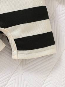 SHEIN Bộ áo liền quần ngắn tay cổ tròn kẻ sọc đen trắng cho bé trai sơ sinh, họa tiết gấu bông, thời trang, giản dị, dễ thương, phong cách mùa hè mới. - Đen và trắng - Xem 6