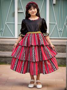 Rochie tradițională arabă pentru fete, cu mărgele aurii și modele geometrice retro brodate, design stratificat pentru un efect vizual bogat. Prezintă dantelă aurie în talie și mâneci bufante, la modă și elegantă, potrivită pentru sărbători sau întâlniri în stilul Orientului Mijlociu. - Multicolor - Vizualizare 6