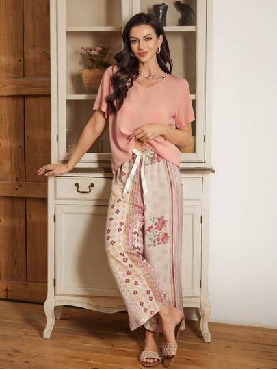 碎花休闲短袖上衣和裤子套装，度假风