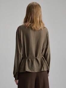 Ontre 女士深咖啡色亚麻绉纱柔软亲肤宽松立领叠层设计上衣，配可拆卸腰带和袖口纽扣装饰，优雅都市休闲商务办公服饰 - 咖啡棕 - 查看 3