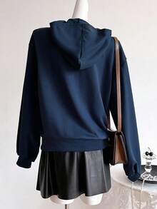 SHEIN 休闲复古骑士刺绣舒适连帽衫，适合少女穿着，适合秋冬穿着，户外野餐，街头摄影，校园使用，ins风，可爱百搭 - 藏蓝色 - 查看 2