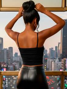 Top corto tipo bandeau para mujer, clásico y casual. Hombros y espalda descubierta. Apto para temporadas de verano y primavera. Diseño ajustado con tirantes finos ajustables y removibles, relleno ligero removible. Muy fresco y cómodo, ideal para el uso diario. - Negro - Ver 3